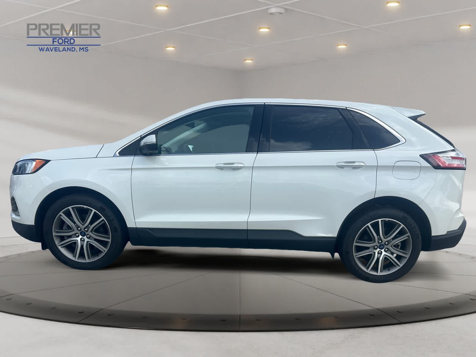 2022 Ford Edge Titanium photo 2
