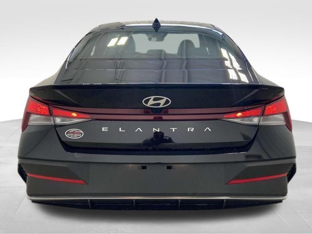 2025 Hyundai Elantra SEL Sport photo 2