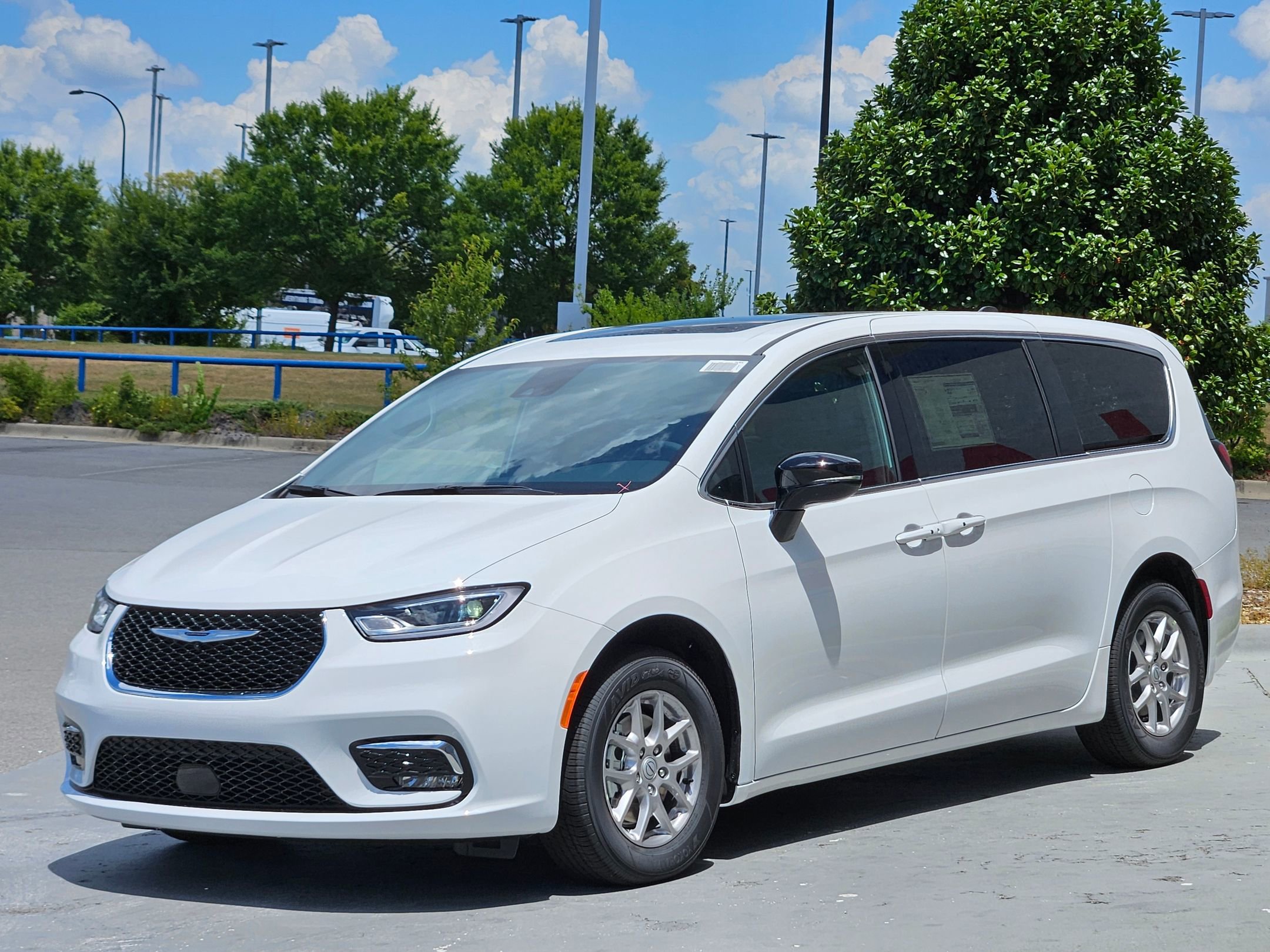 2025 Chrysler Pacifica photo 3