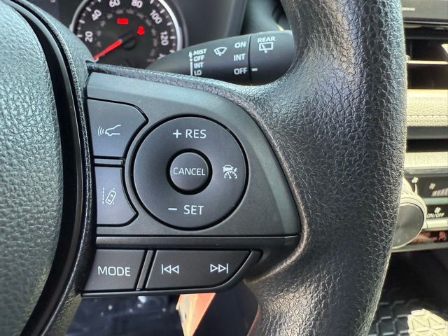 2022 Toyota RAV4 LE photo 25