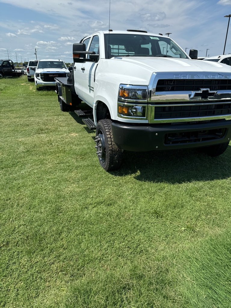 2024 Chevrolet Silverado 5500HD Work Truck photo 2