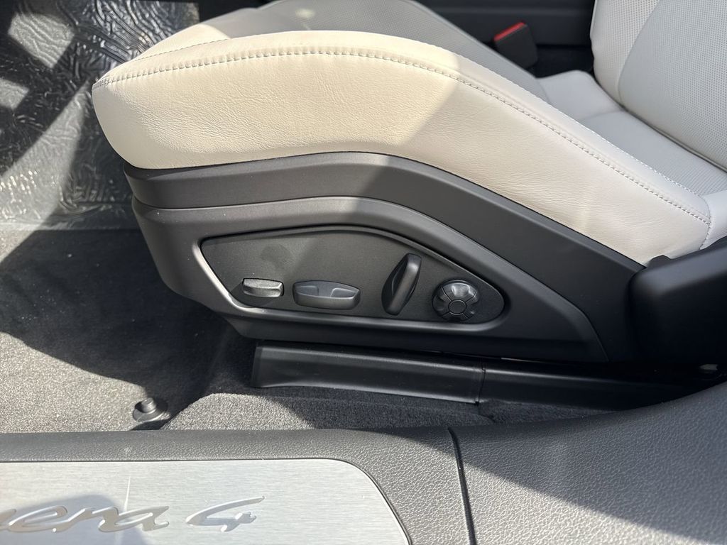 2025 Porsche Panamera 4 photo 16