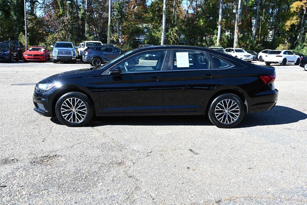 2021 Volkswagen Jetta SE R-Line photo 2