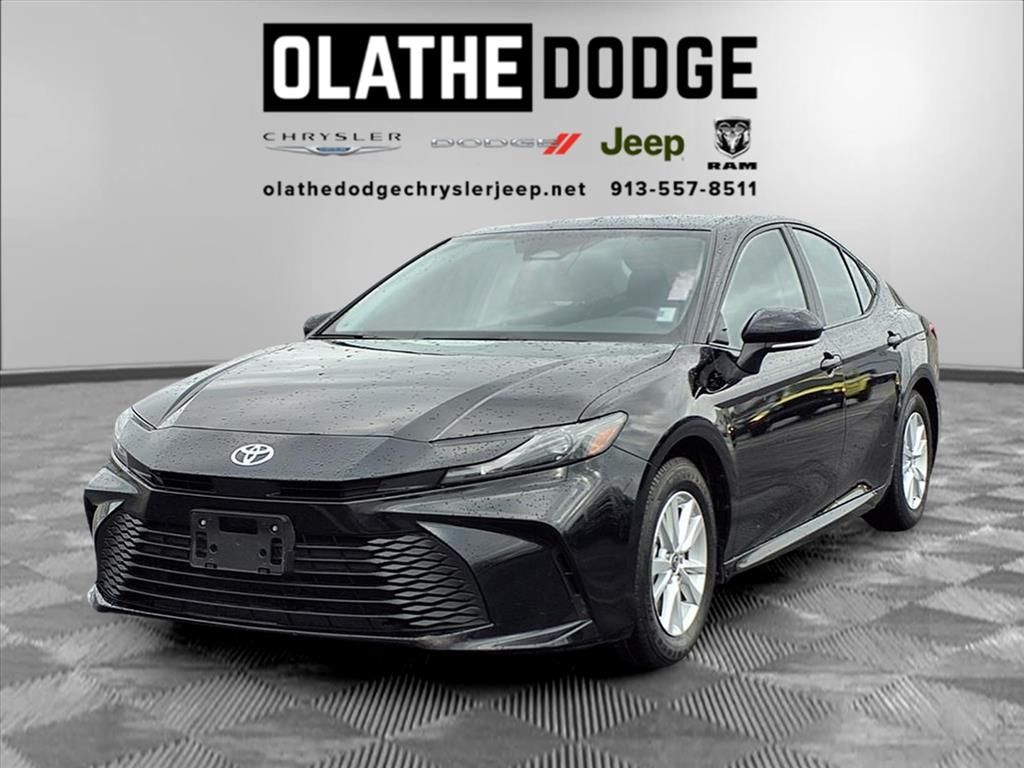 2025 Toyota Camry LE's photo