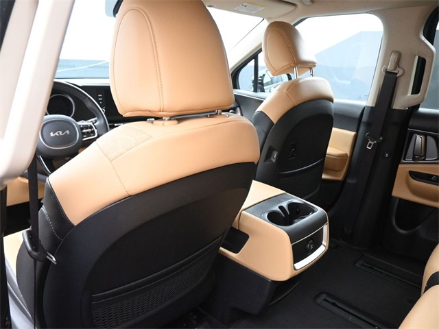 2024 Kia Carnival LX photo 8