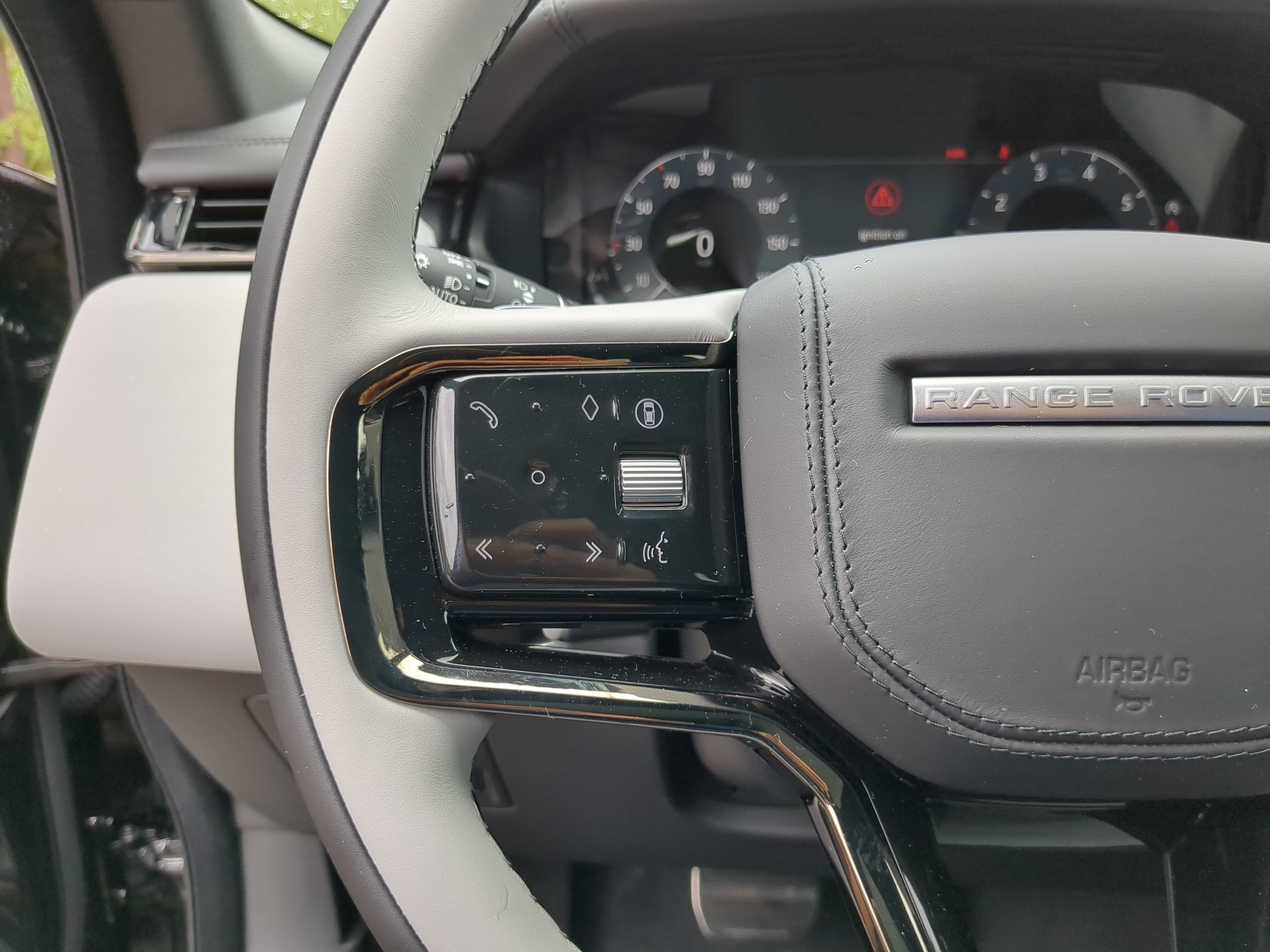 2026 Land Rover Range Rover Velar SE photo 12