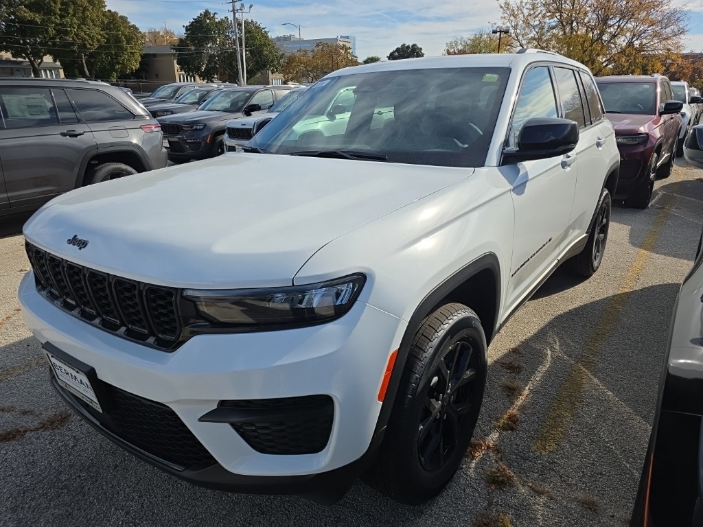 2025 Jeep Grand Cherokee Altitude photo 3
