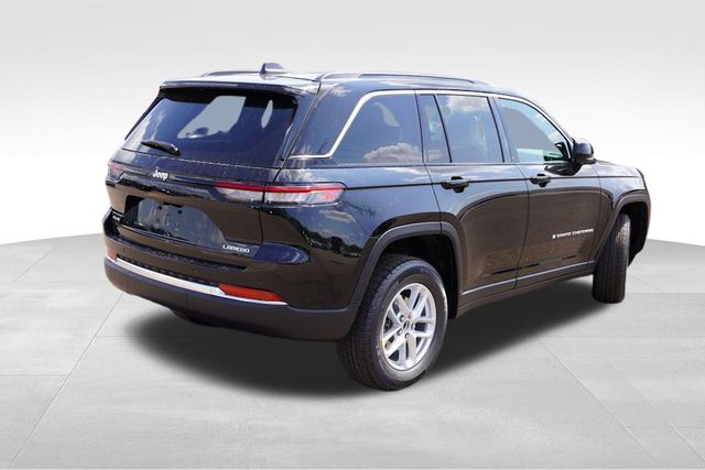 2025 Jeep Grand Cherokee Laredo photo 3