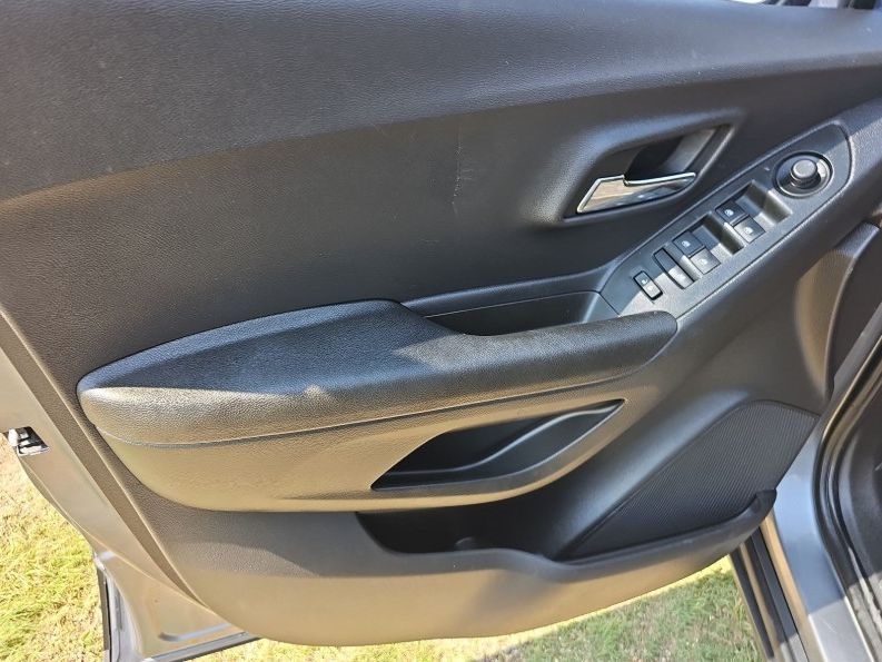 2020 Chevrolet Trax LS photo 22
