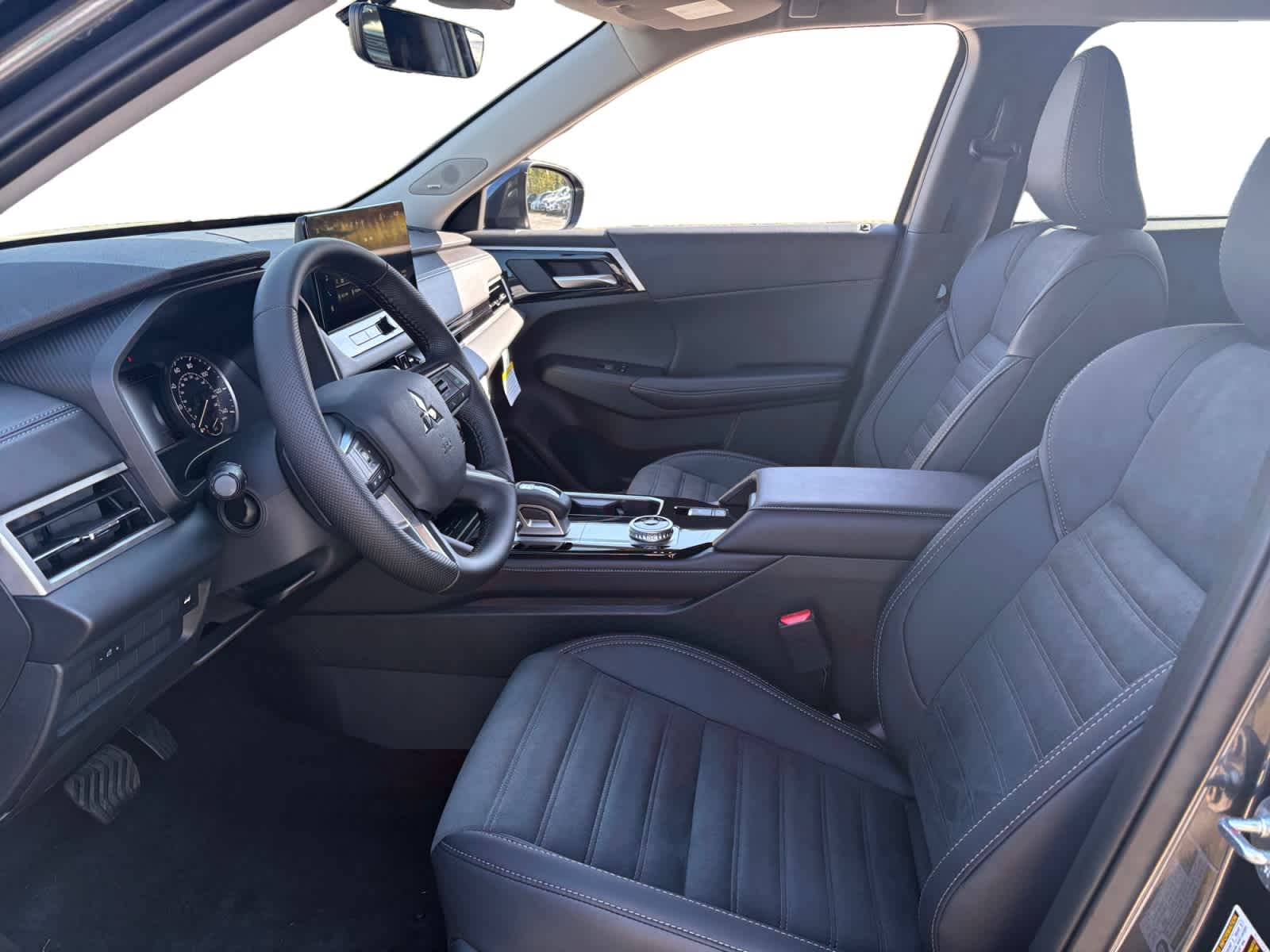 2025 Mitsubishi Outlander SE Ralliart photo 2