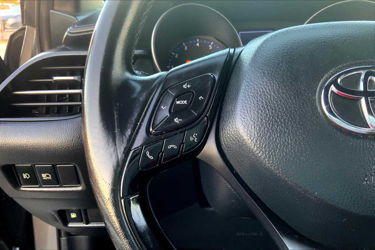 2018 Toyota C-HR XLE Premium photo 22