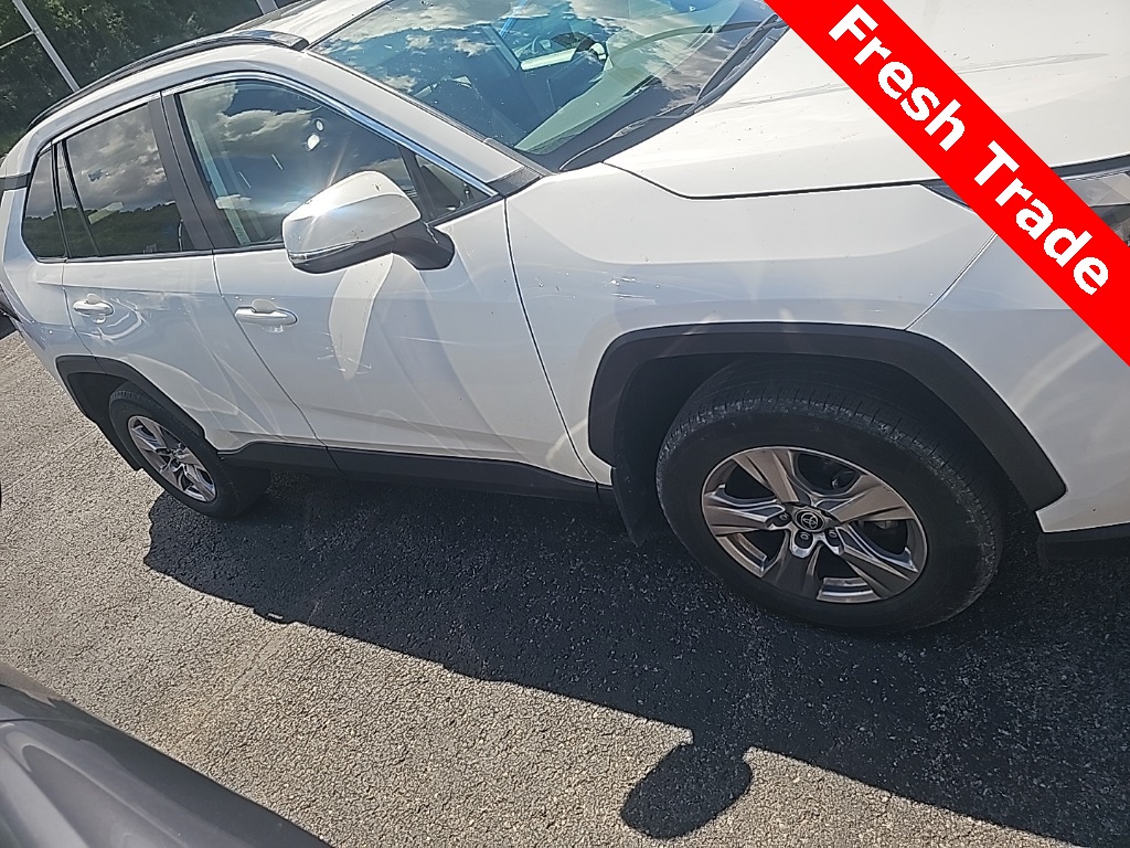 2023 Toyota RAV4 XLE photo 2