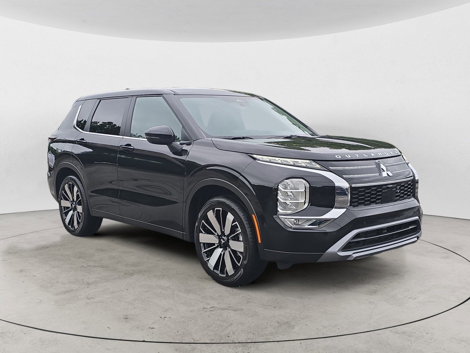 2025 Mitsubishi Outlander SE's photo