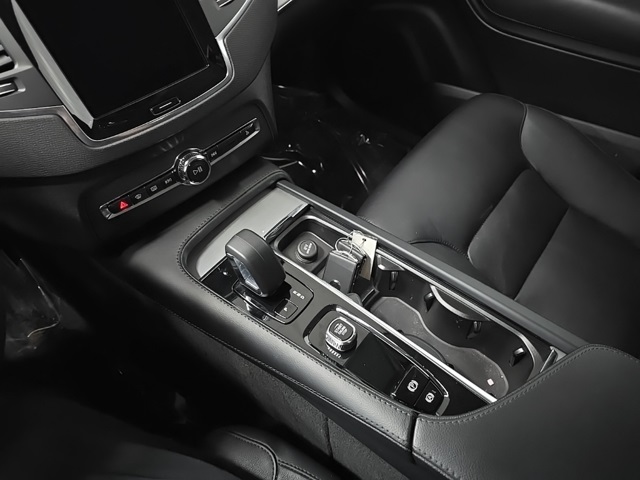 2023 Volvo XC90 B5 Core photo 24