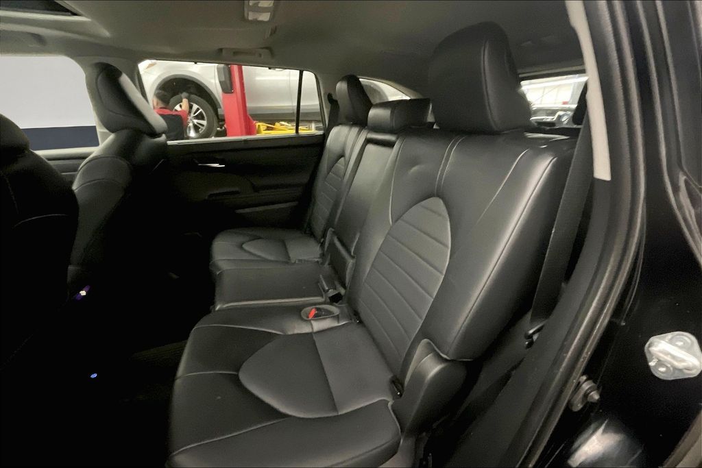 2022 Toyota Highlander XLE photo 24