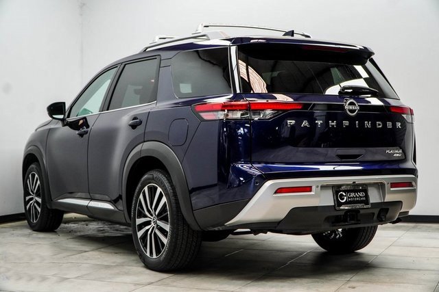 2023 Nissan Pathfinder Platinum photo 3