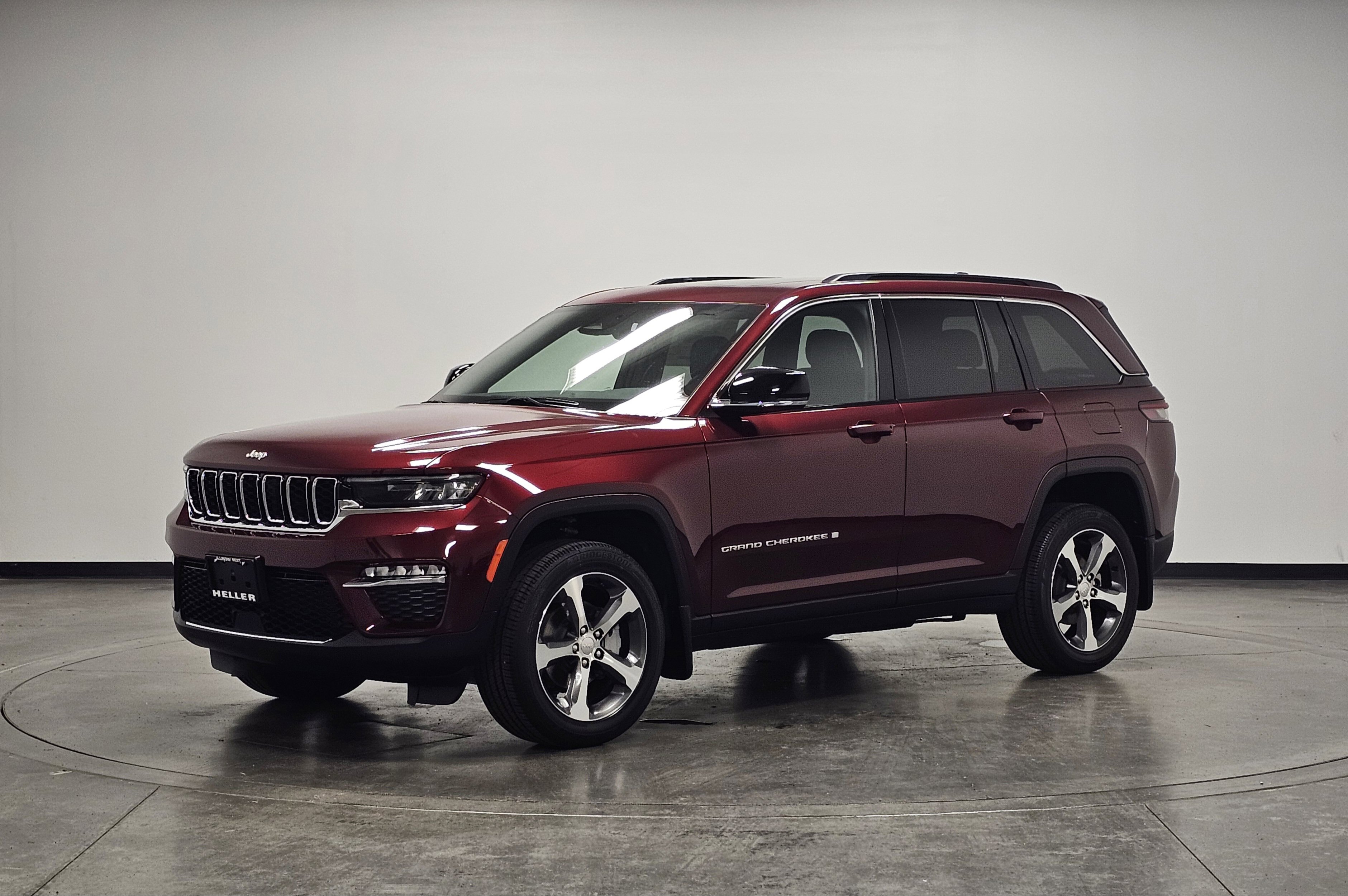 2025 Jeep Grand Cherokee Limited photo 3