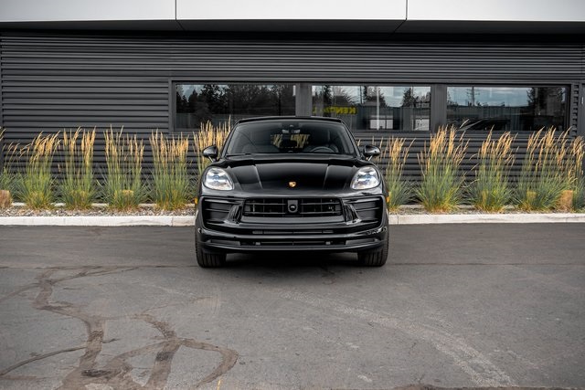 2025 Porsche Macan T photo 3