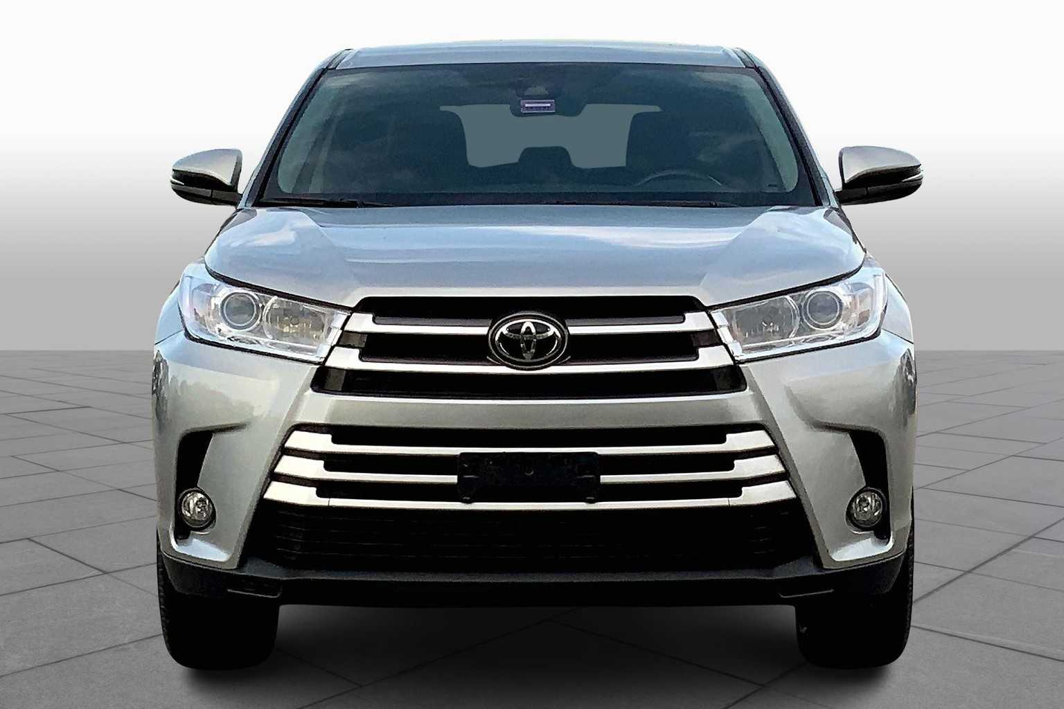 2017 Toyota Highlander LE Plus photo 2