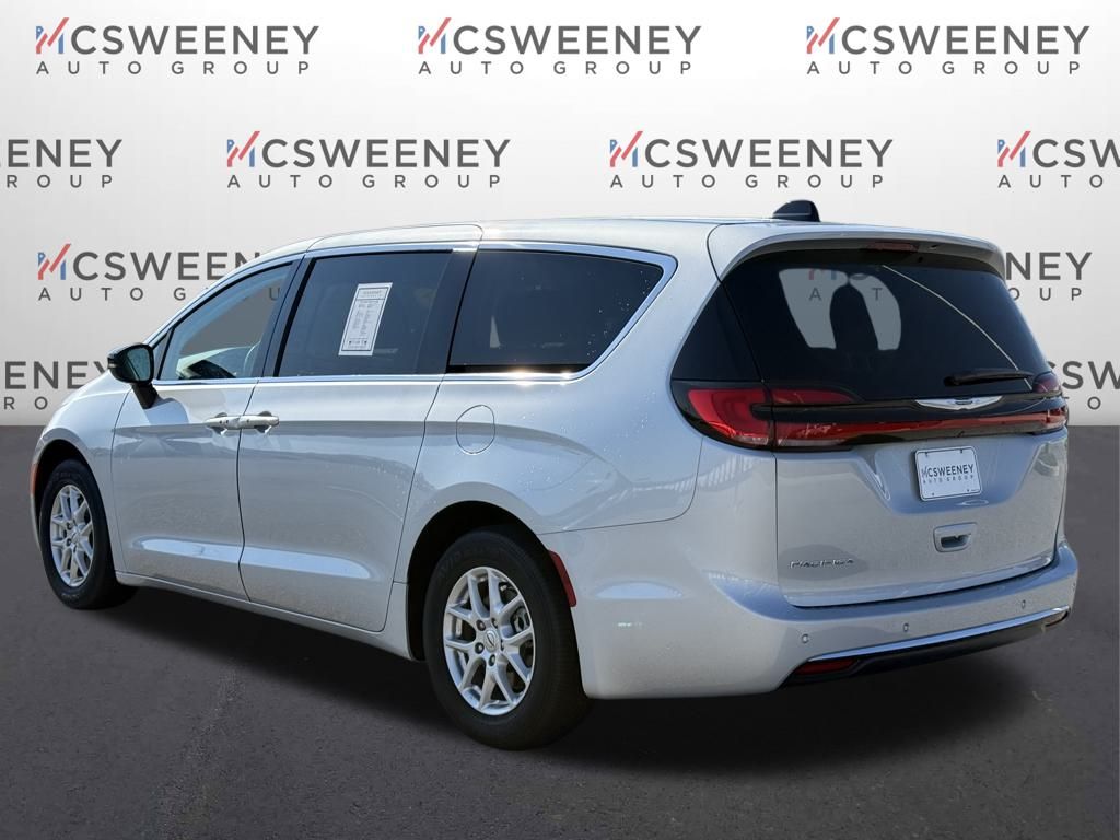 2024 Chrysler Pacifica Touring L photo 4