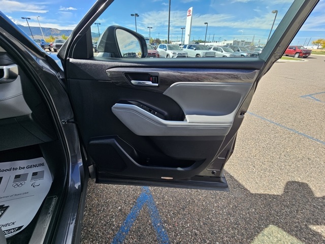 2021 Toyota Highlander Hybrid Platinum photo 21
