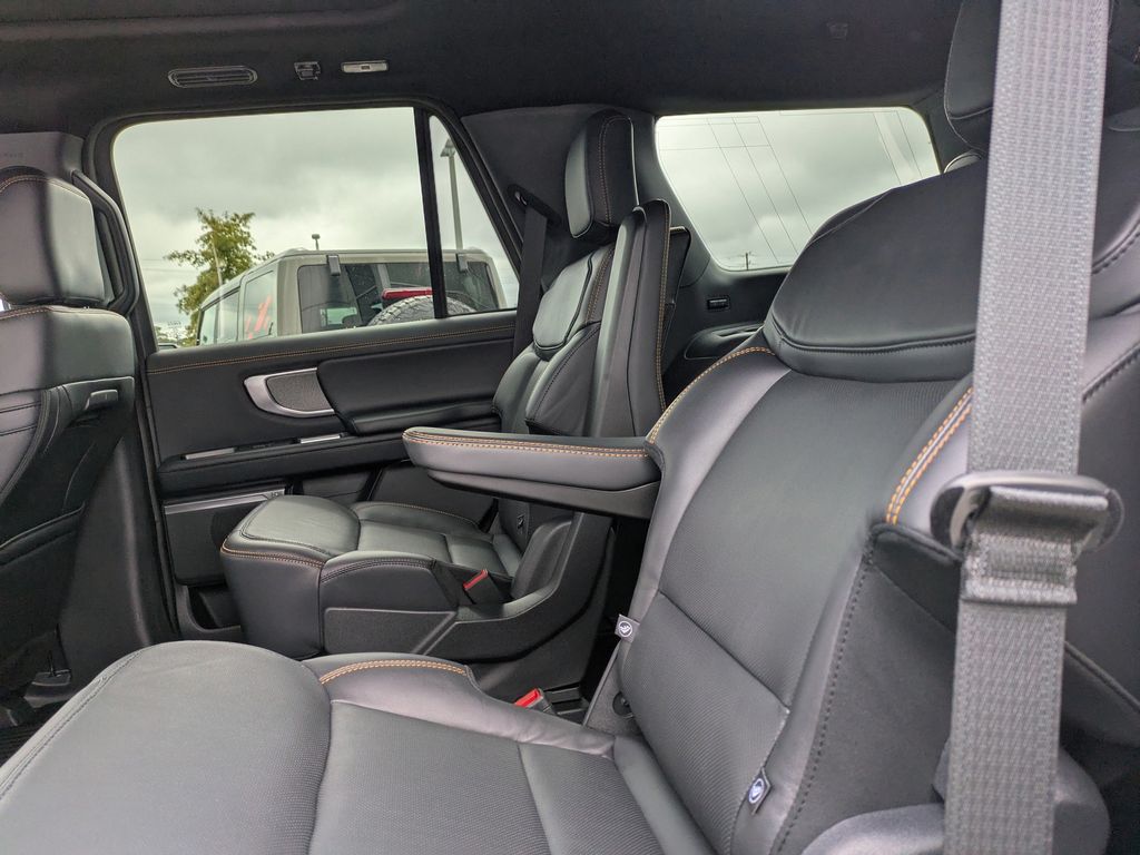 2025 Ford Expedition photo 16