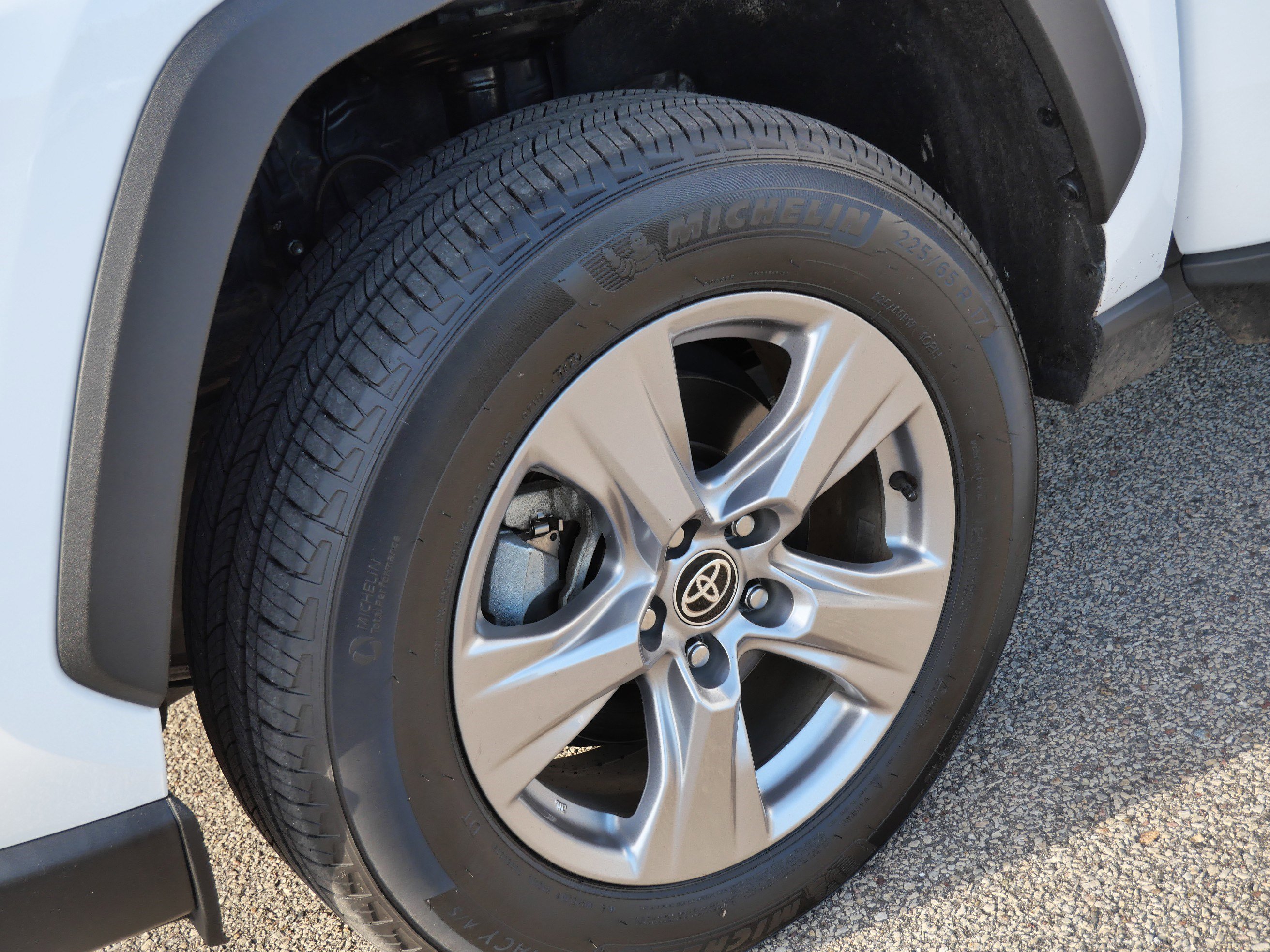 2023 Toyota RAV4 XLE photo 14