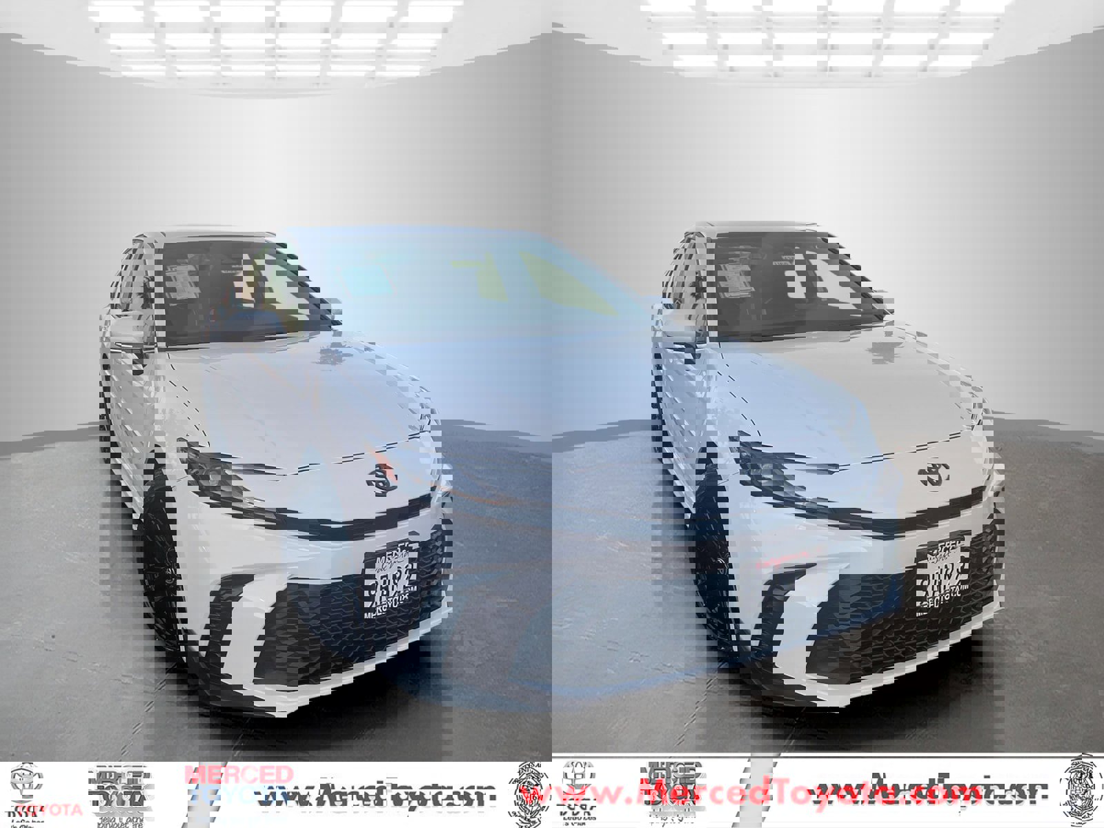 2025 Toyota Camry SE's photo