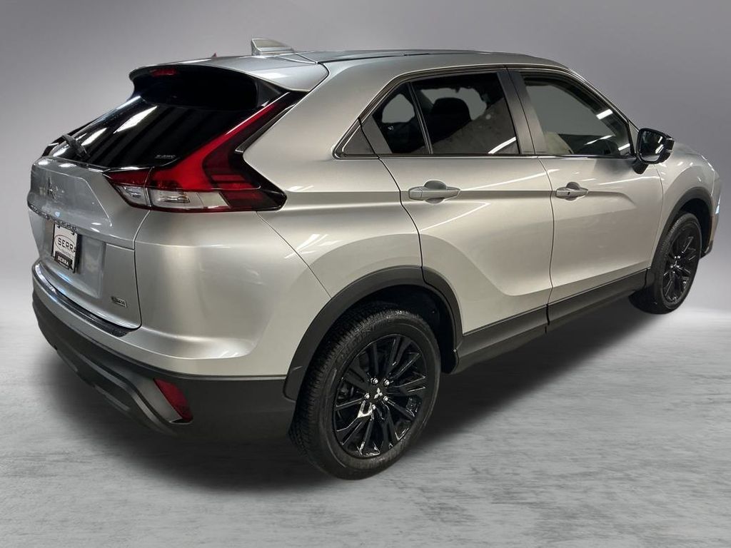 2024 Mitsubishi Eclipse Cross LE photo 3