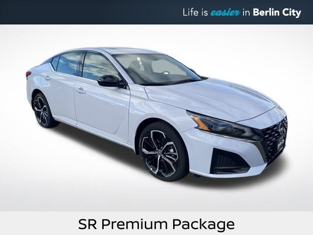 2025 Nissan Altima SR's photo