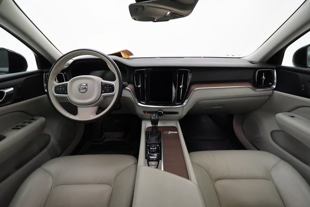 2021 Volvo S60 R-Design Momentum photo 3
