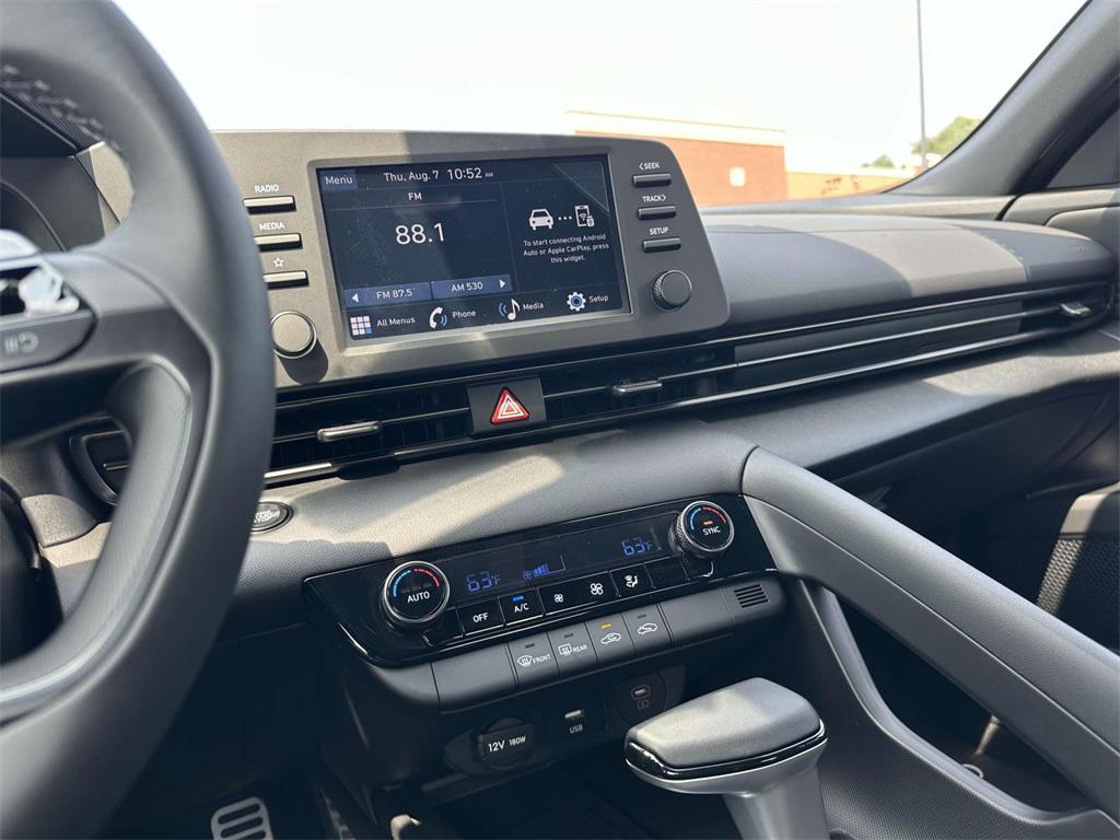 2025 Hyundai Elantra SEL Sport photo 17