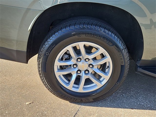 2024 Chevrolet Suburban LT photo 4