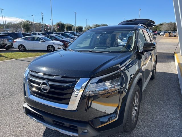 2022 Nissan Pathfinder SL's photo