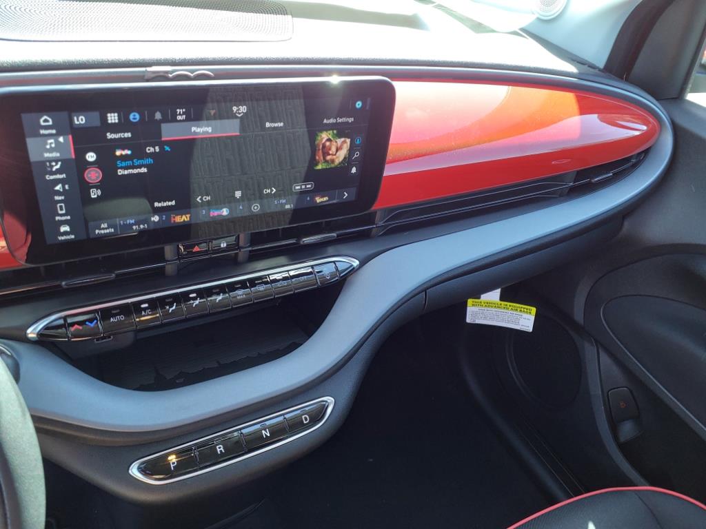 2024 Fiat 500e Red photo 6