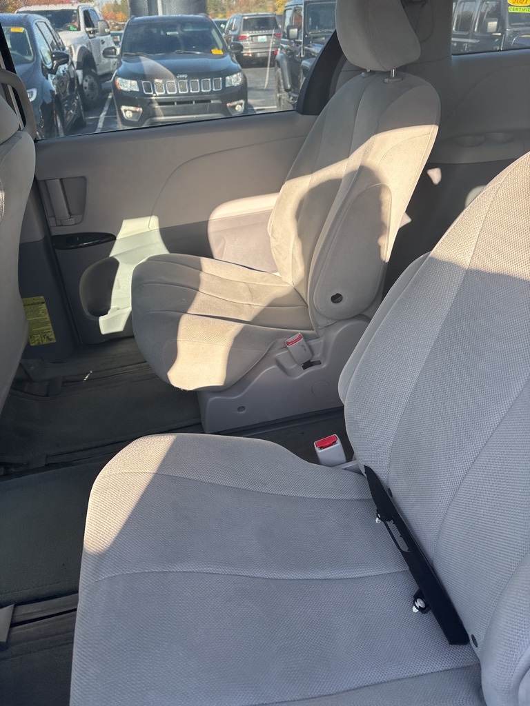 2014 Toyota Sienna L photo 2
