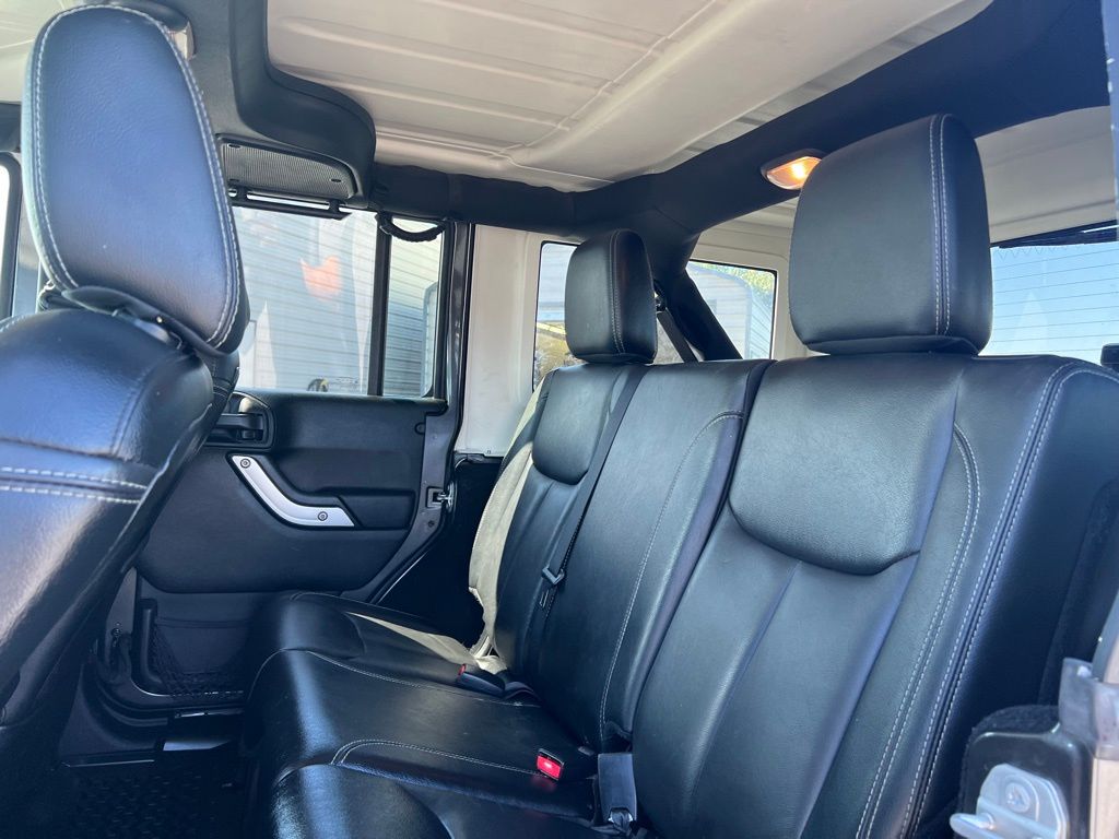 2017 Jeep Wrangler Unlimited Sahara photo 12