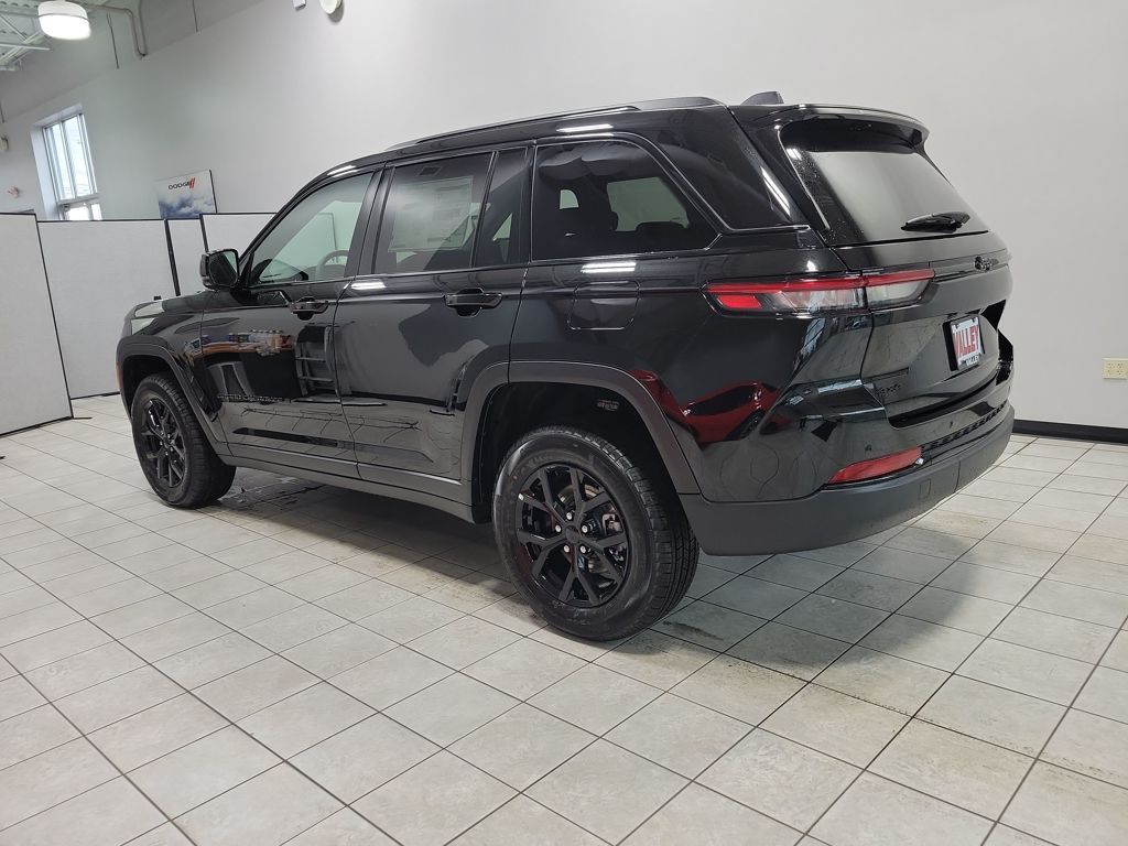 2025 Jeep Grand Cherokee Laredo Altitude photo 3