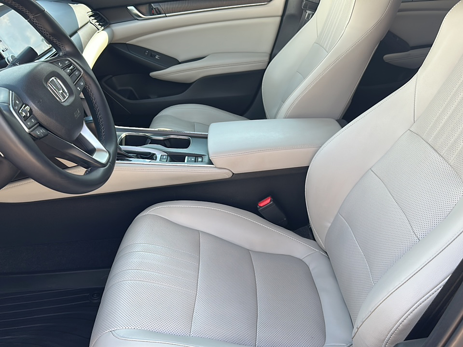 2018 Honda Accord Touring photo 2
