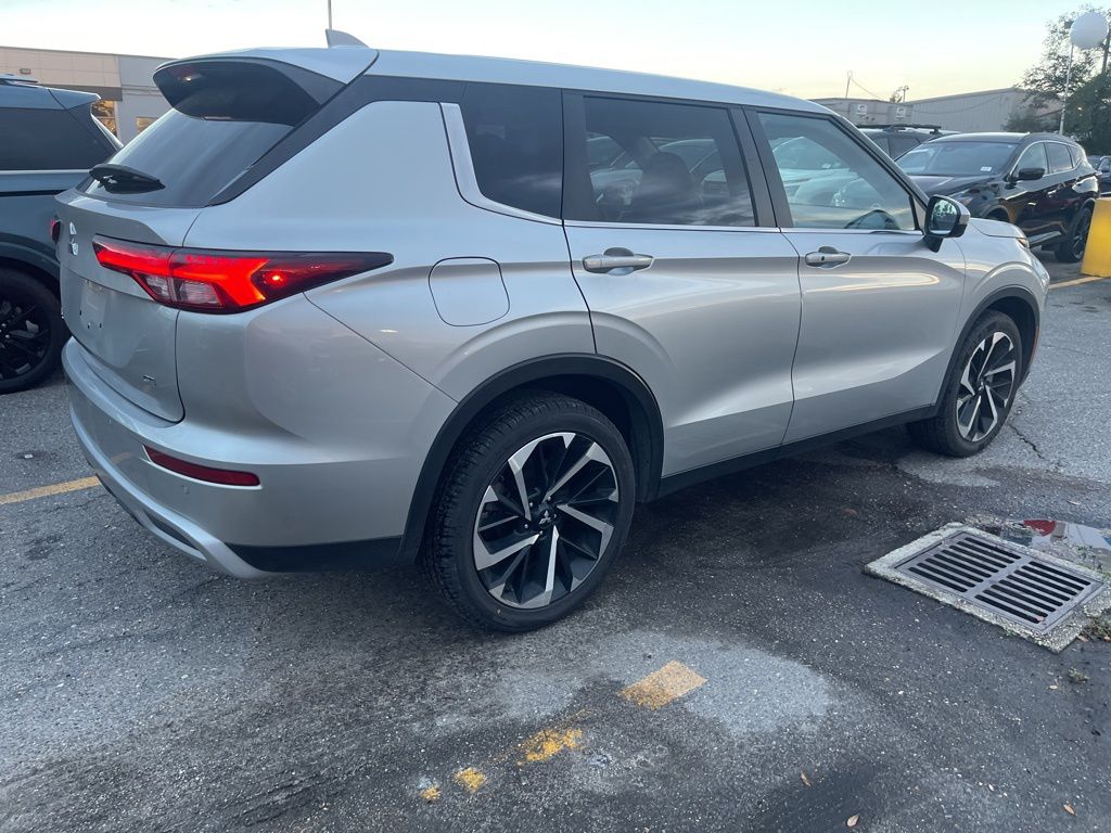 2024 Mitsubishi Outlander SE photo 3