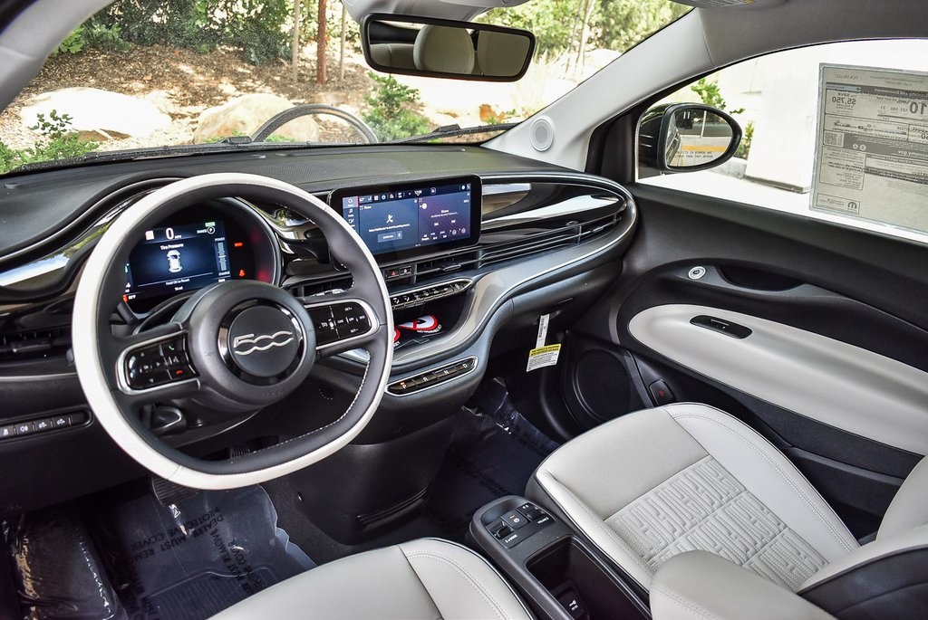 2025 Fiat 500e La Prima photo 8