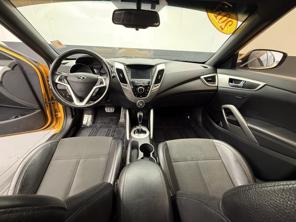 2016 Hyundai Veloster Base photo 3
