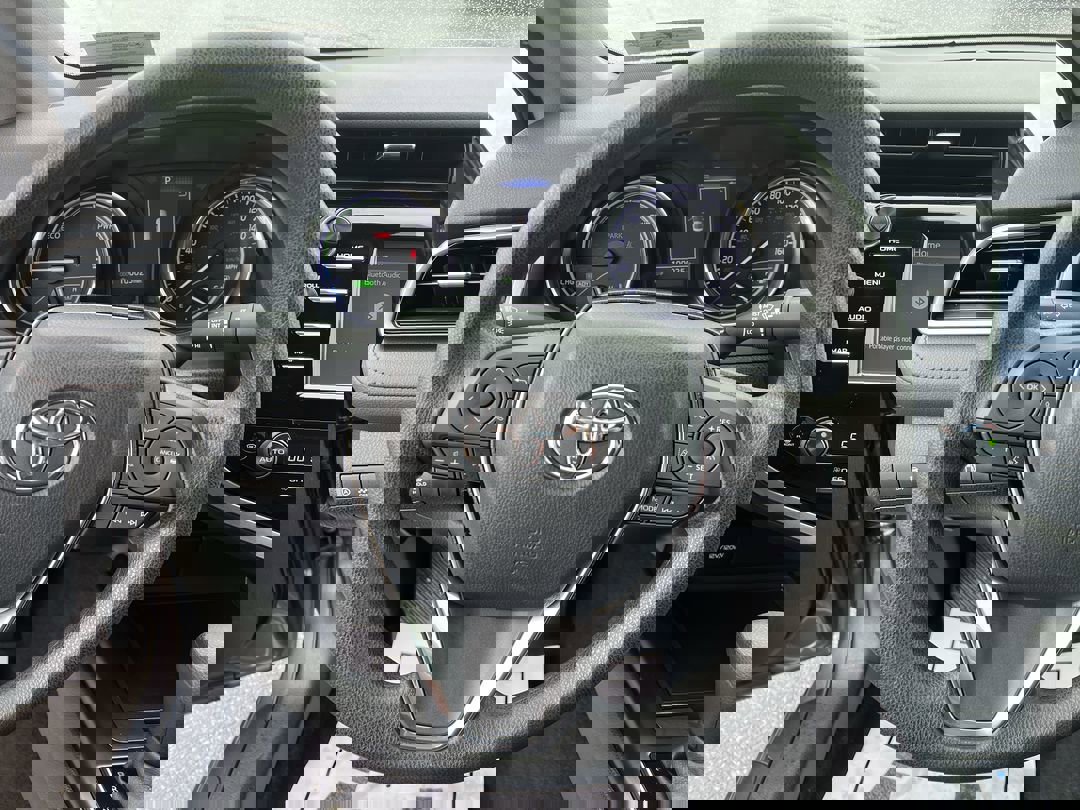 2020 Toyota Camry Hybrid LE photo 16