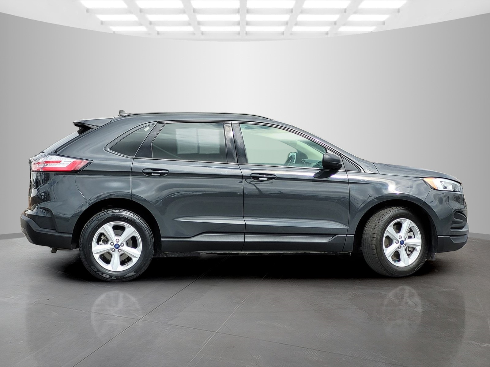 2021 Ford Edge SE photo 3