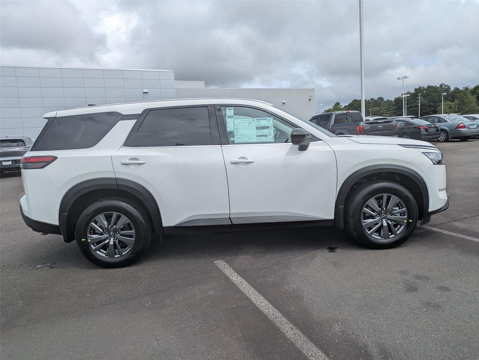 2025 Nissan Pathfinder S photo 4