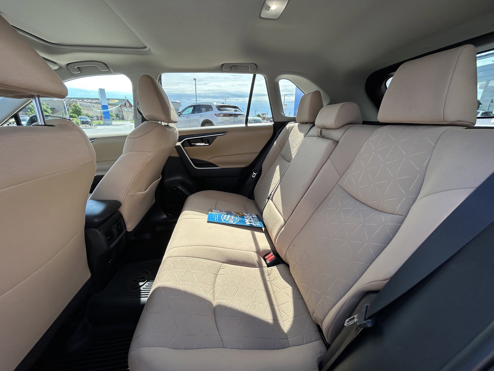 2022 Toyota RAV4 Hybrid XLE photo 14