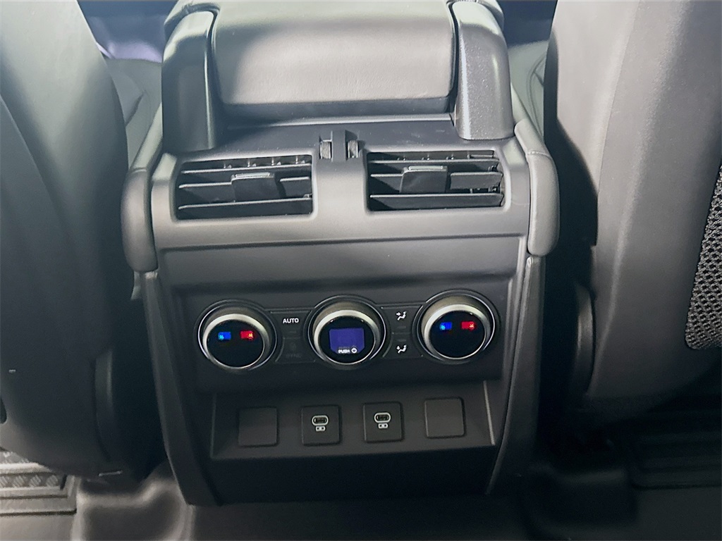 2025 Land Rover Defender 130 X-Dynamic SE photo 23