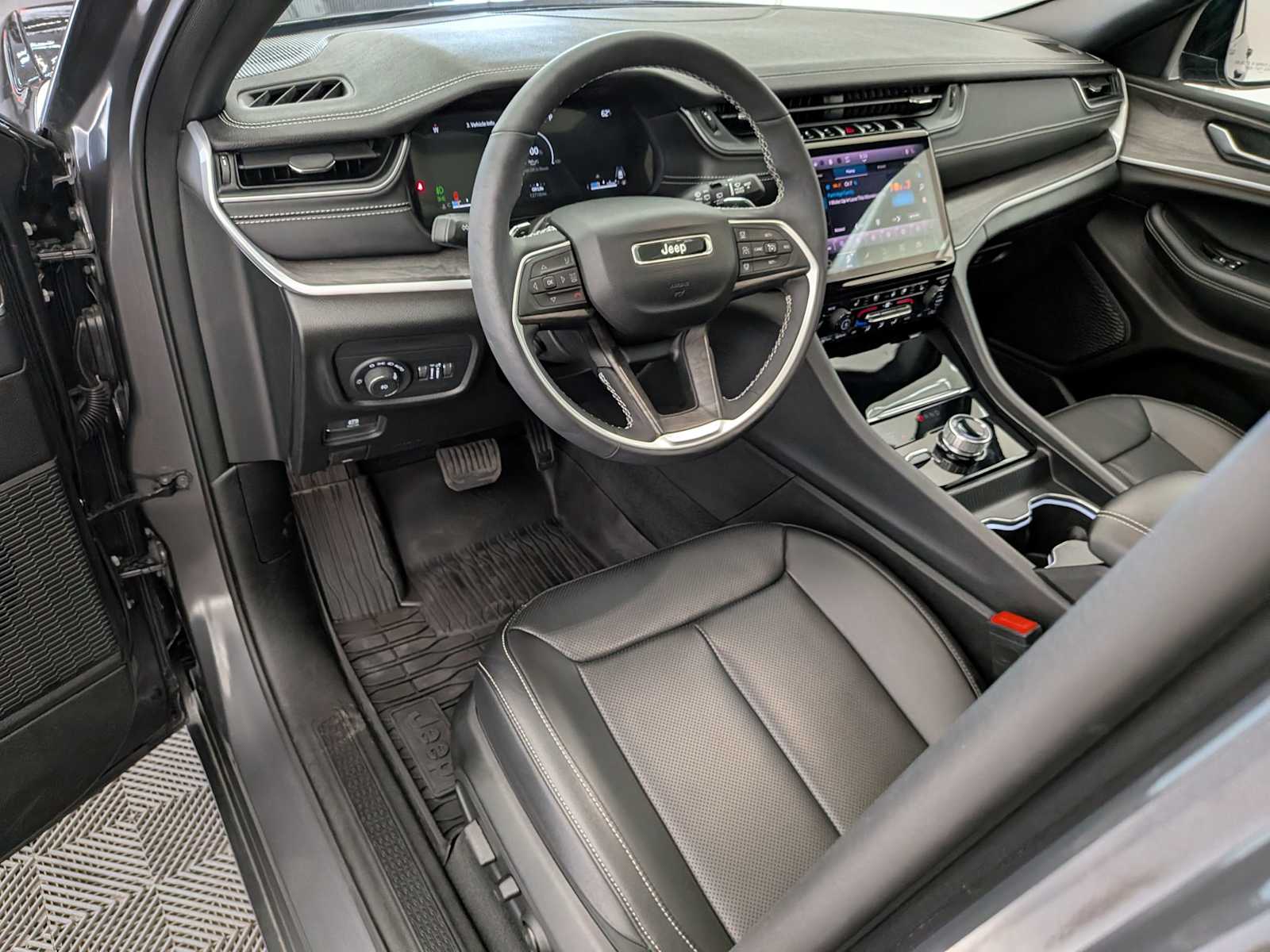 2025 Jeep Grand Cherokee Limited photo 2