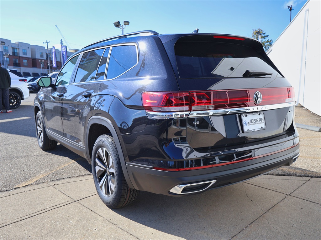 2026 Volkswagen Atlas SE photo 2