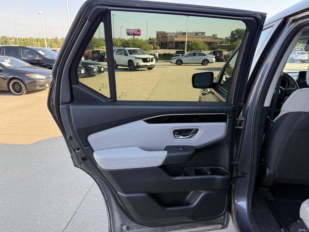 2023 Honda Pilot LX photo 32